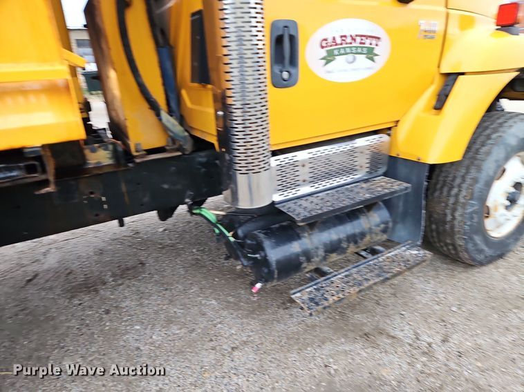 image for item EI3679 2006 International 7400 dump truck