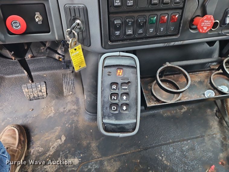 image for item EI3679 2006 International 7400 dump truck