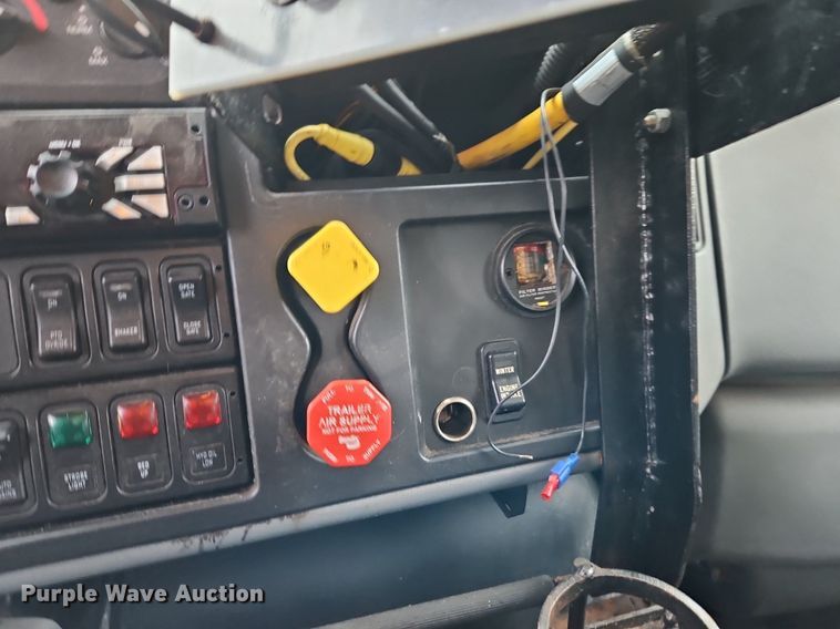 image for item EI3679 2006 International 7400 dump truck