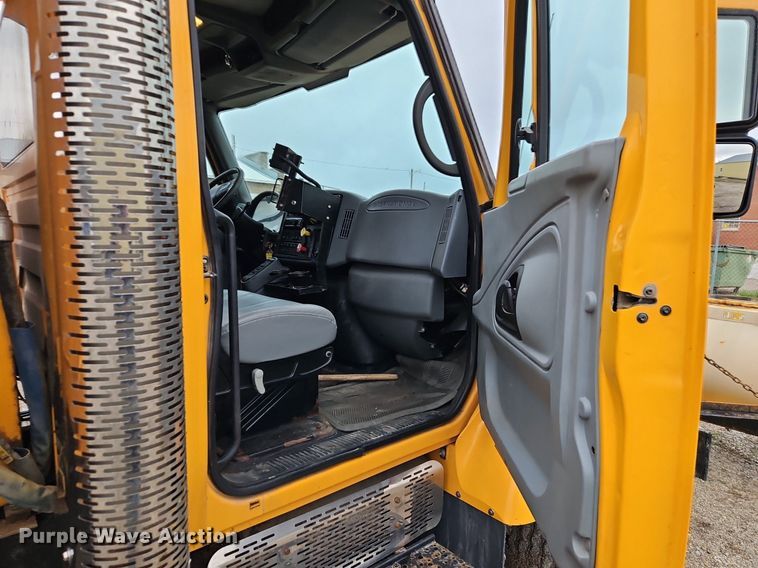 image for item EI3679 2006 International 7400 dump truck
