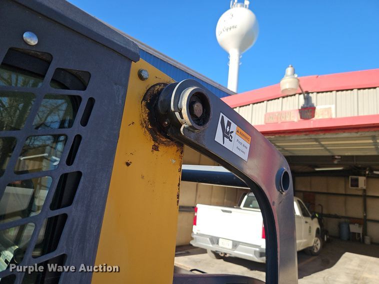 image for item EI3698 2010 John Deere 318D skid steer loader