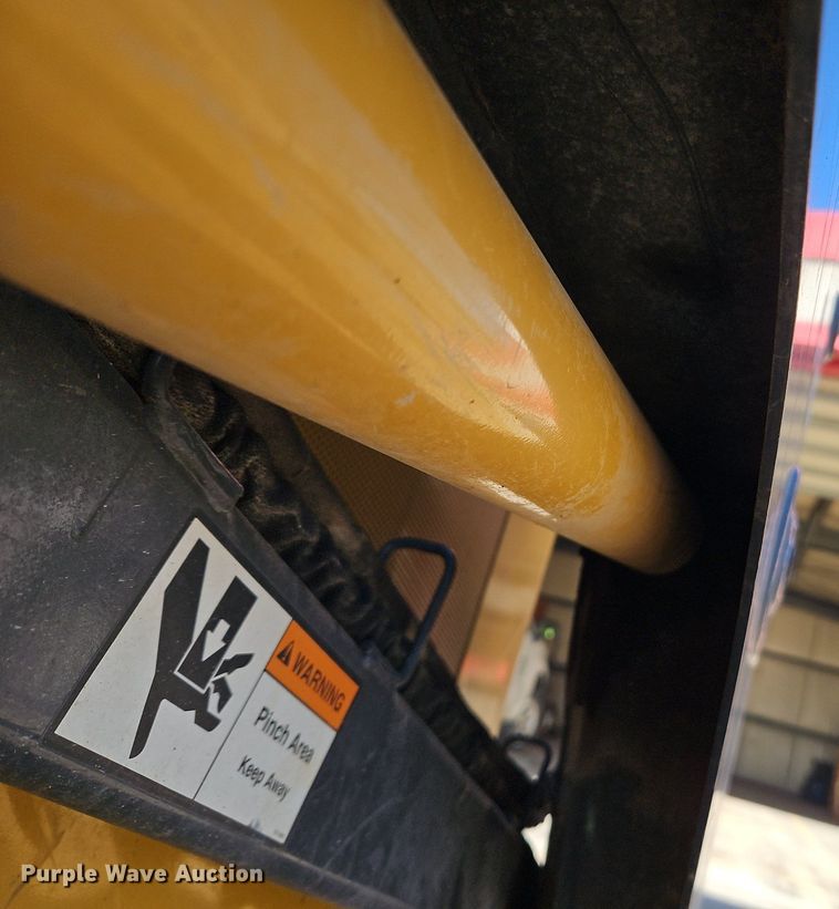 image for item EI3698 2010 John Deere 318D skid steer loader