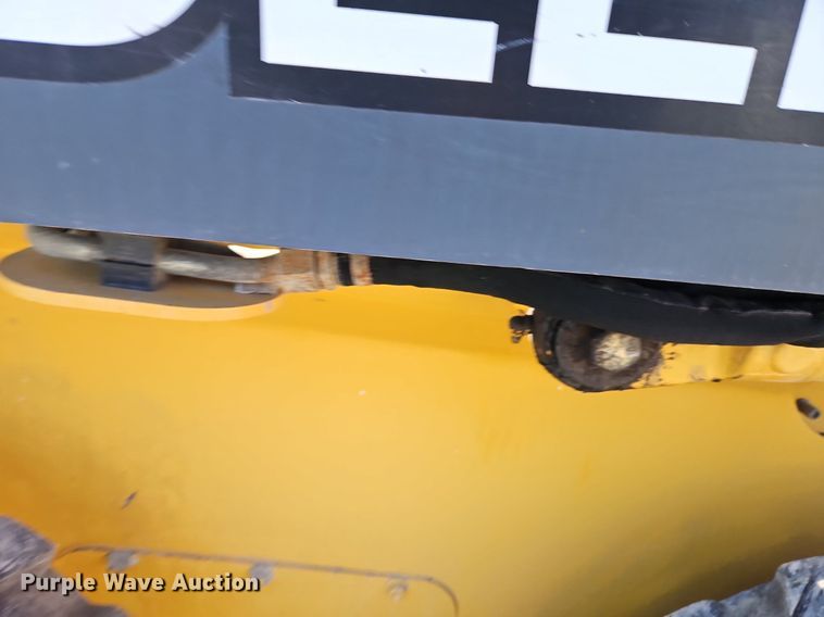 image for item EI3698 2010 John Deere 318D skid steer loader