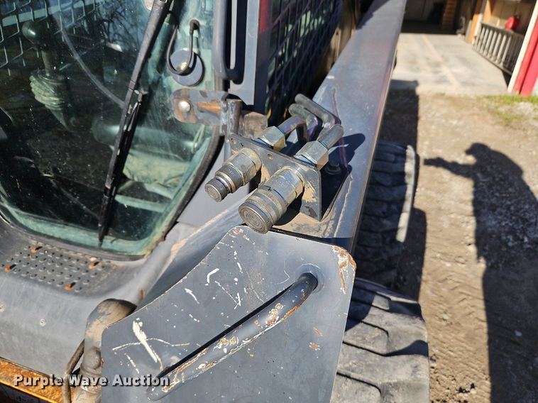 image for item EI3698 2010 John Deere 318D skid steer loader