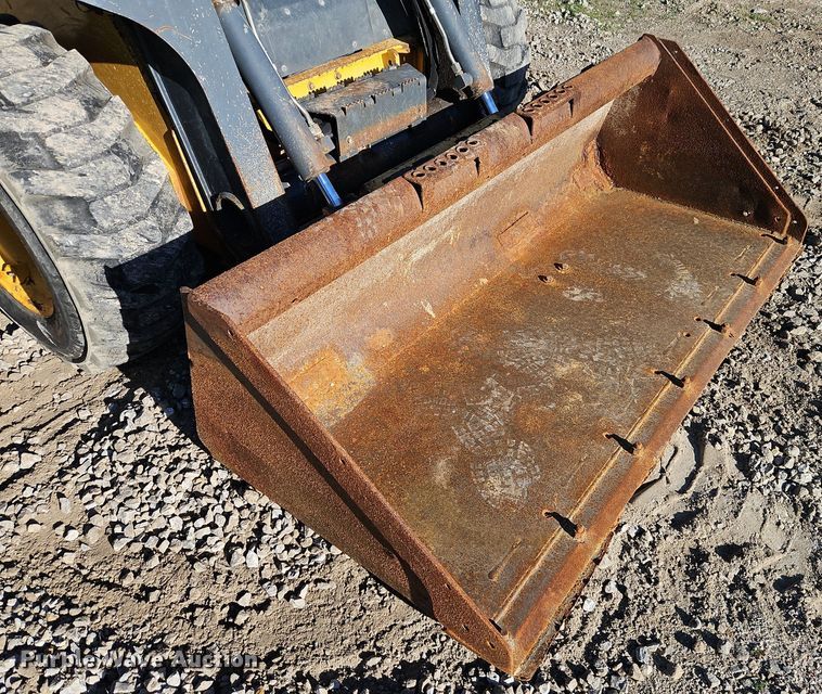 image for item EI3698 2010 John Deere 318D skid steer loader