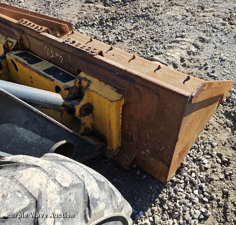 image for item EI3698 2010 John Deere 318D skid steer loader