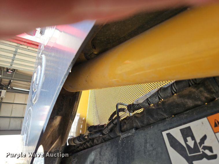 image for item EI3698 2010 John Deere 318D skid steer loader