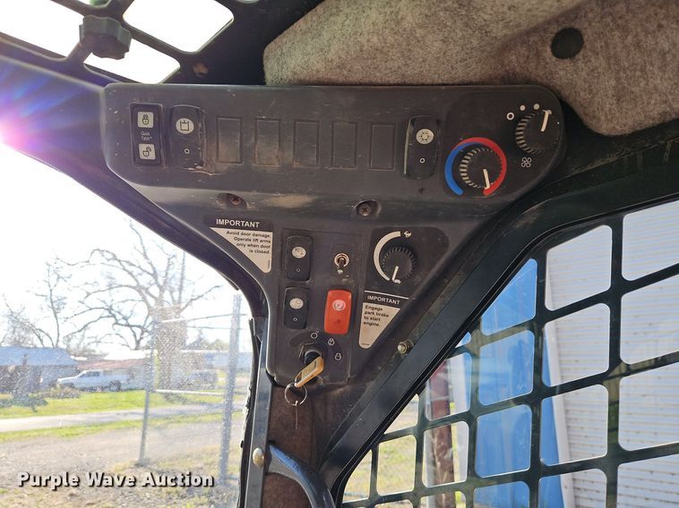 image for item EI3698 2010 John Deere 318D skid steer loader