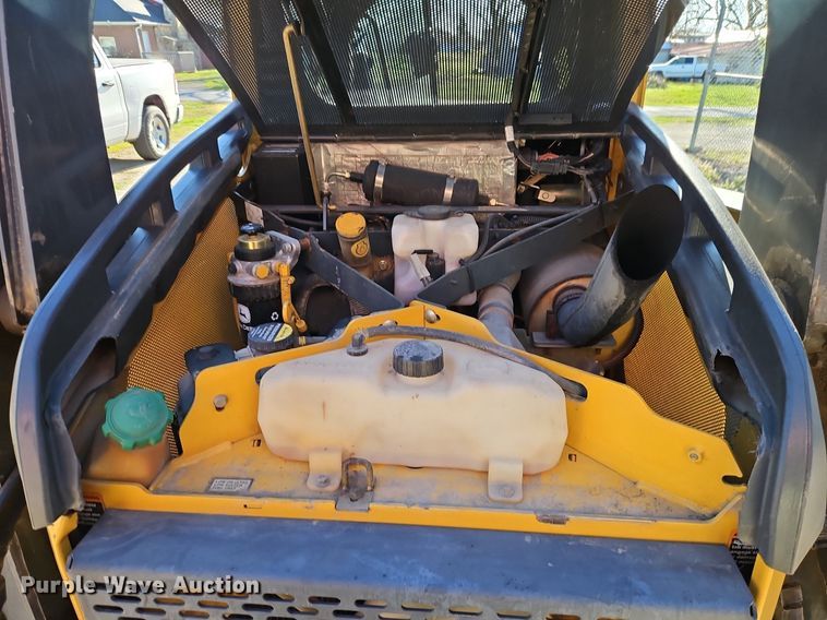 image for item EI3698 2010 John Deere 318D skid steer loader