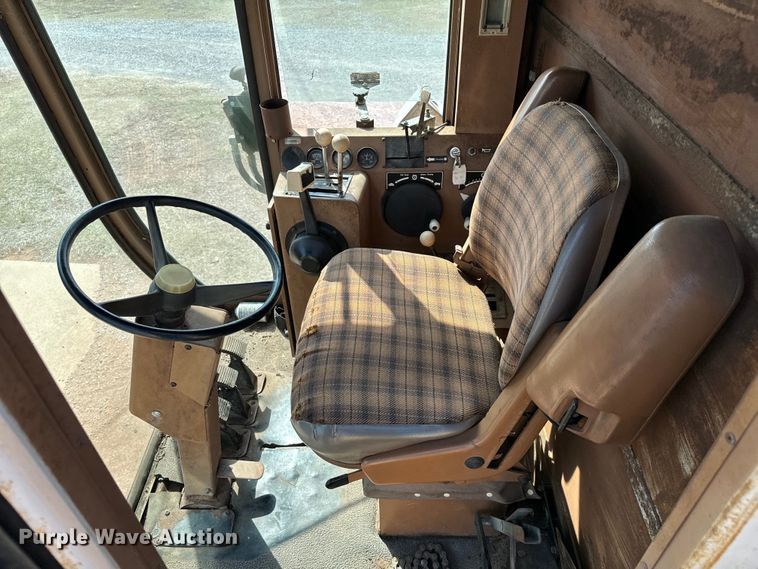 image for item EJ0323 Gleaner  F2 combine