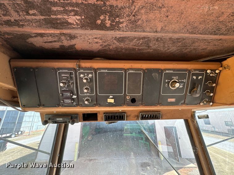 image for item EJ0323 Gleaner  F2 combine