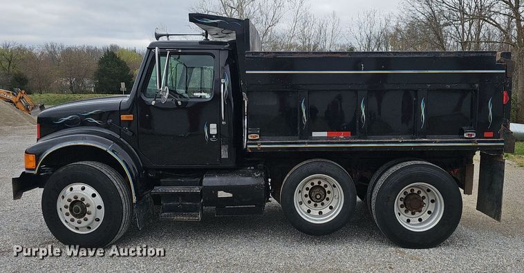 image for item EJ6198 1991 International 4900 dump truck