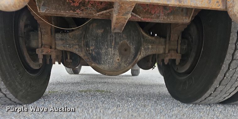 image for item EJ6198 1991 International 4900 dump truck