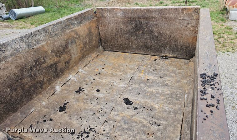 image for item EJ6198 1991 International 4900 dump truck