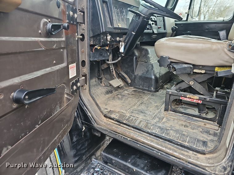 image for item EJ6198 1991 International 4900 dump truck