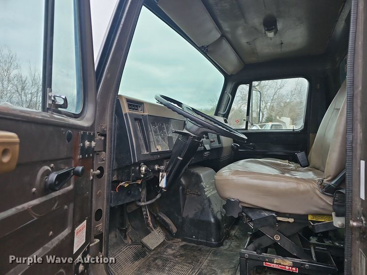 image for item EJ6198 1991 International 4900 dump truck