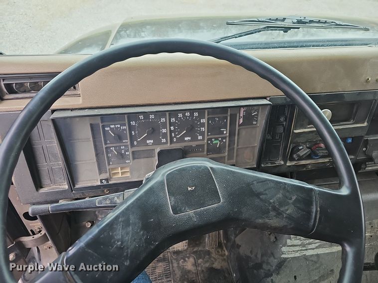 image for item EJ6198 1991 International 4900 dump truck