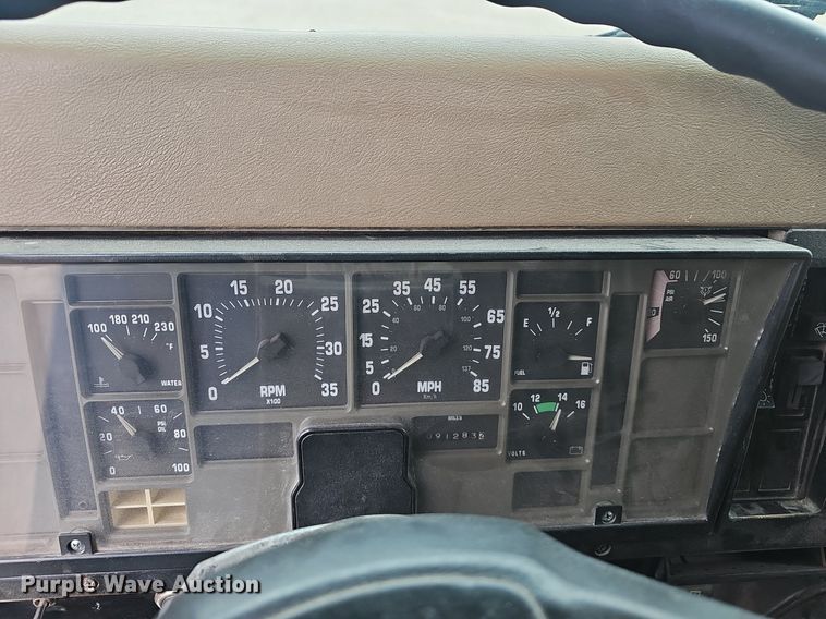 image for item EJ6198 1991 International 4900 dump truck