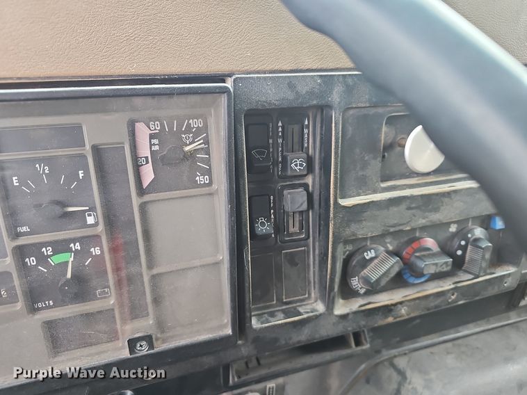 image for item EJ6198 1991 International 4900 dump truck