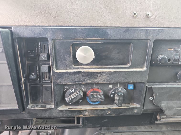 image for item EJ6198 1991 International 4900 dump truck