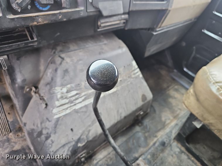 image for item EJ6198 1991 International 4900 dump truck