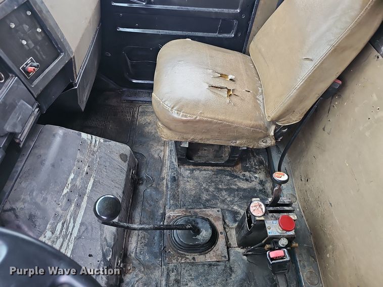 image for item EJ6198 1991 International 4900 dump truck