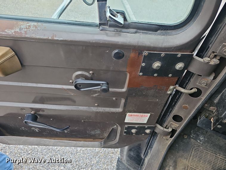 image for item EJ6198 1991 International 4900 dump truck