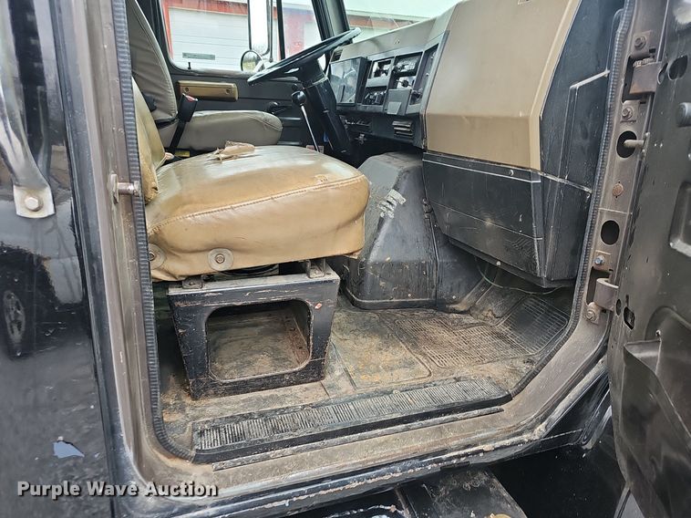 image for item EJ6198 1991 International 4900 dump truck