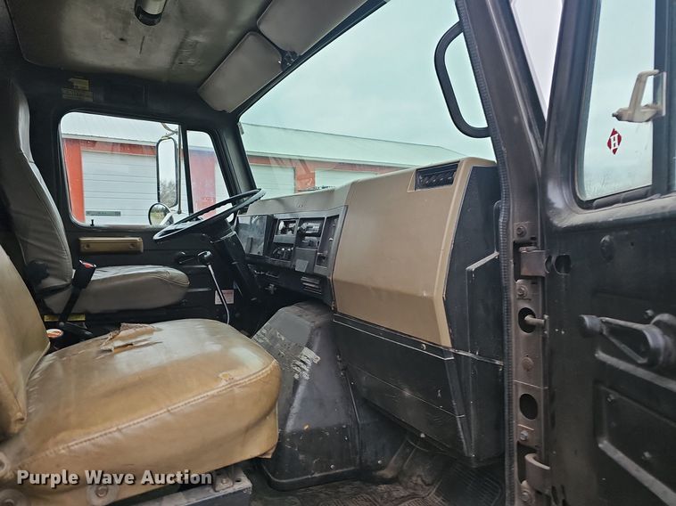 image for item EJ6198 1991 International 4900 dump truck