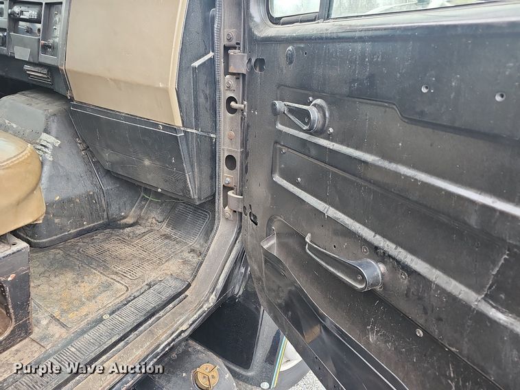 image for item EJ6198 1991 International 4900 dump truck