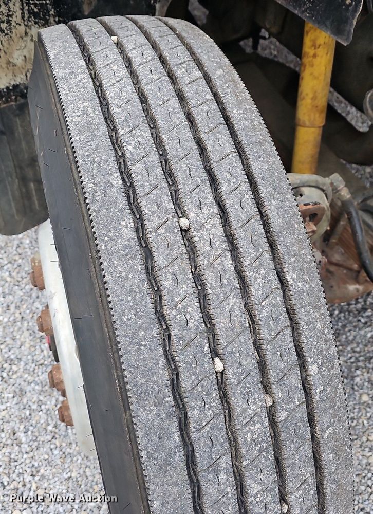 image for item EJ6198 1991 International 4900 dump truck