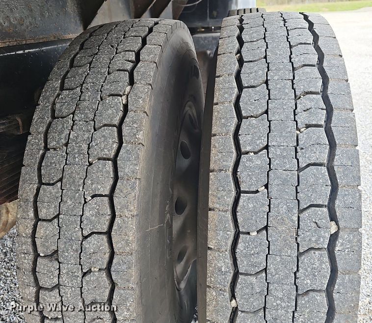 image for item EJ6198 1991 International 4900 dump truck