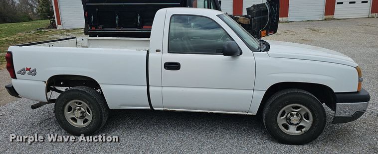 image for item EJ6199 2004 Chevrolet Silverado 1500 pickup truck