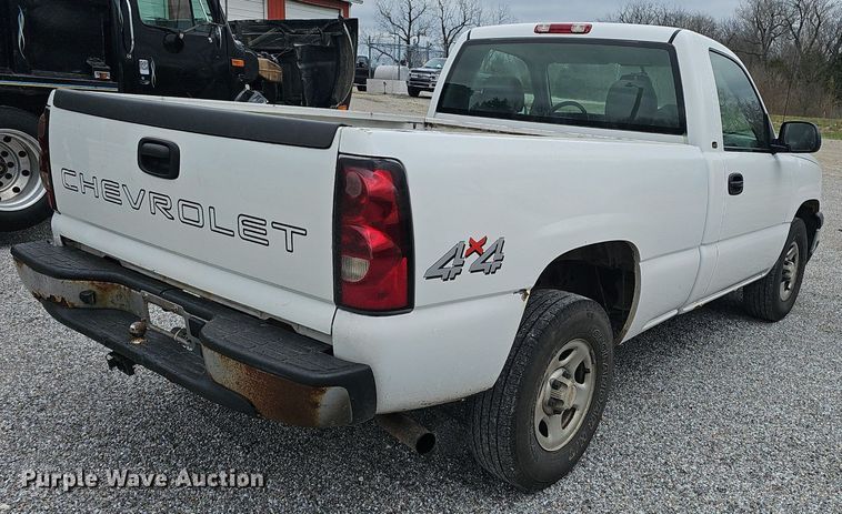 image for item EJ6199 2004 Chevrolet Silverado 1500 pickup truck