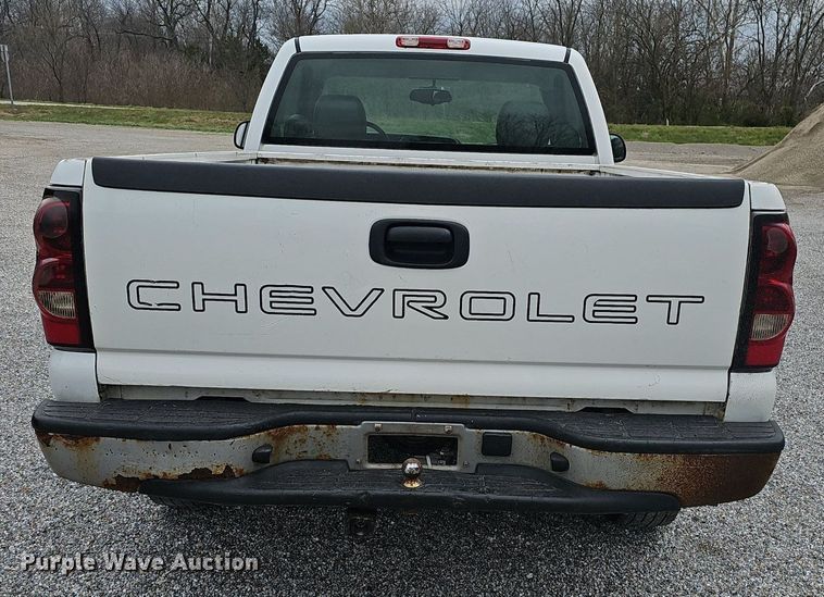 image for item EJ6199 2004 Chevrolet Silverado 1500 pickup truck