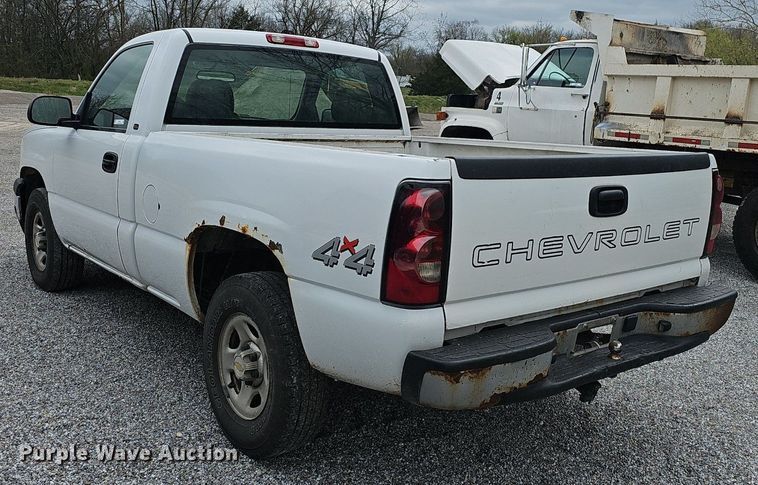 image for item EJ6199 2004 Chevrolet Silverado 1500 pickup truck
