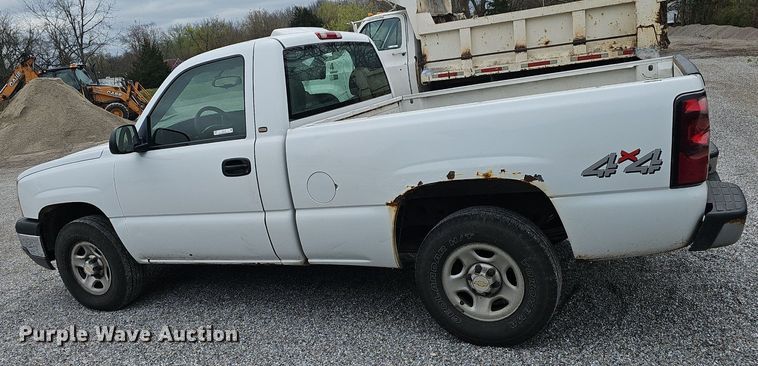 image for item EJ6199 2004 Chevrolet Silverado 1500 pickup truck