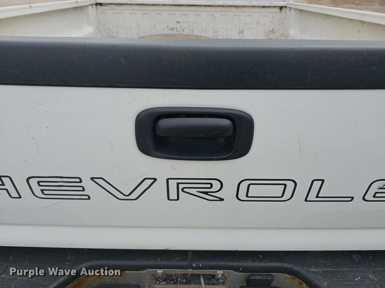 image for item EJ6199 2004 Chevrolet Silverado 1500 pickup truck