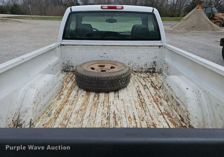 image for item EJ6199 2004 Chevrolet Silverado 1500 pickup truck