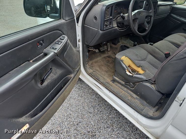 image for item EJ6199 2004 Chevrolet Silverado 1500 pickup truck