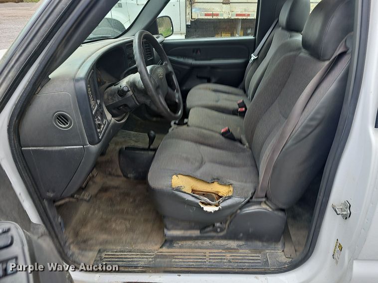 image for item EJ6199 2004 Chevrolet Silverado 1500 pickup truck