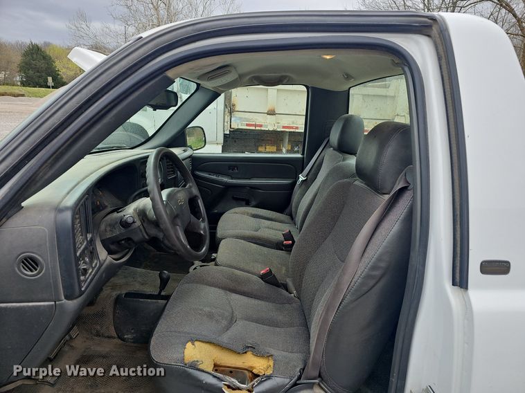 image for item EJ6199 2004 Chevrolet Silverado 1500 pickup truck