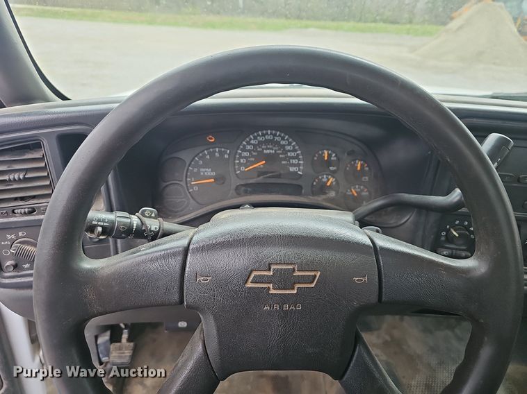 image for item EJ6199 2004 Chevrolet Silverado 1500 pickup truck