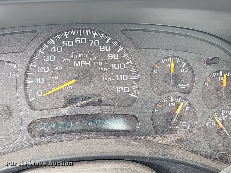 image for item EJ6199 2004 Chevrolet Silverado 1500 pickup truck