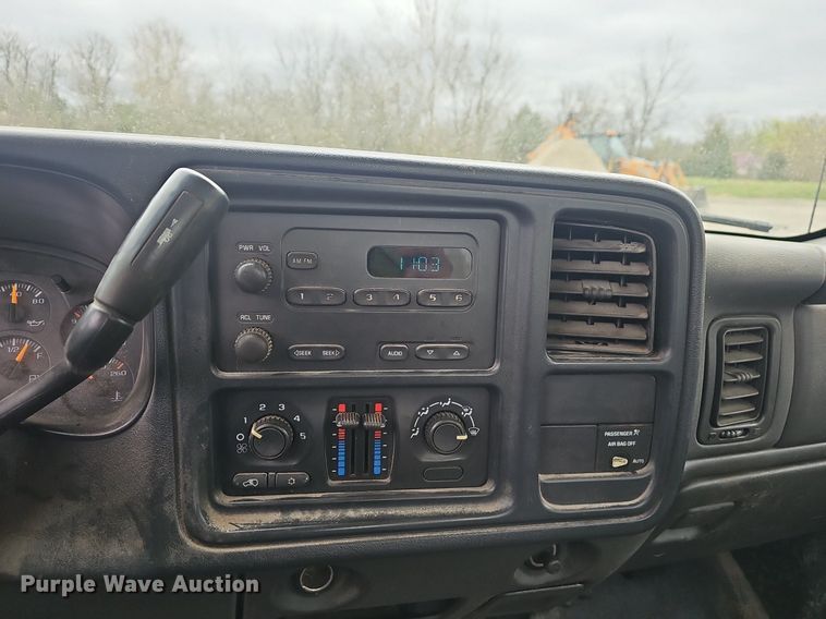 image for item EJ6199 2004 Chevrolet Silverado 1500 pickup truck