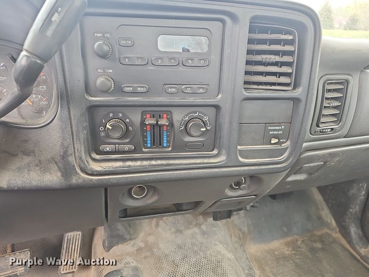 image for item EJ6199 2004 Chevrolet Silverado 1500 pickup truck