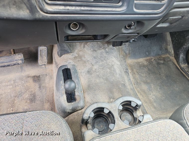 image for item EJ6199 2004 Chevrolet Silverado 1500 pickup truck