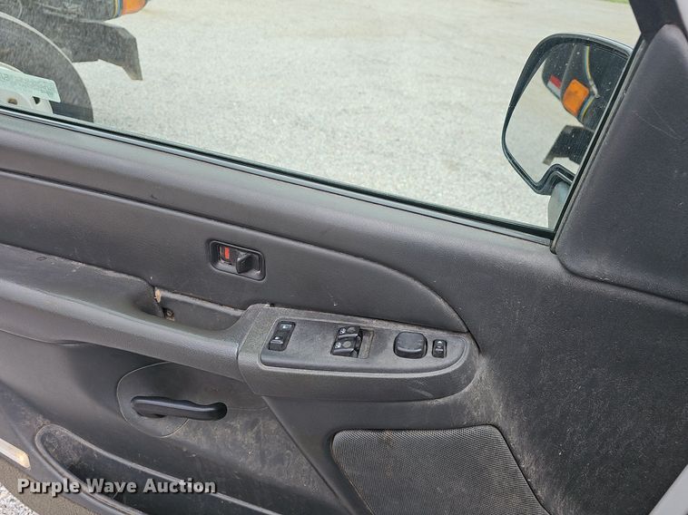 image for item EJ6199 2004 Chevrolet Silverado 1500 pickup truck