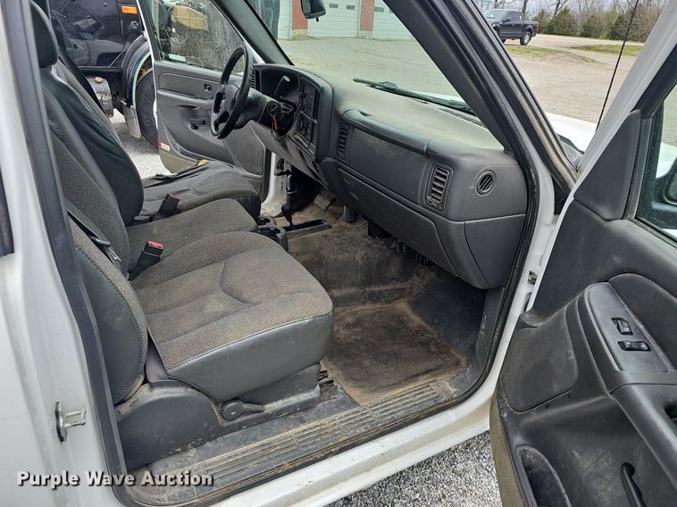 image for item EJ6199 2004 Chevrolet Silverado 1500 pickup truck