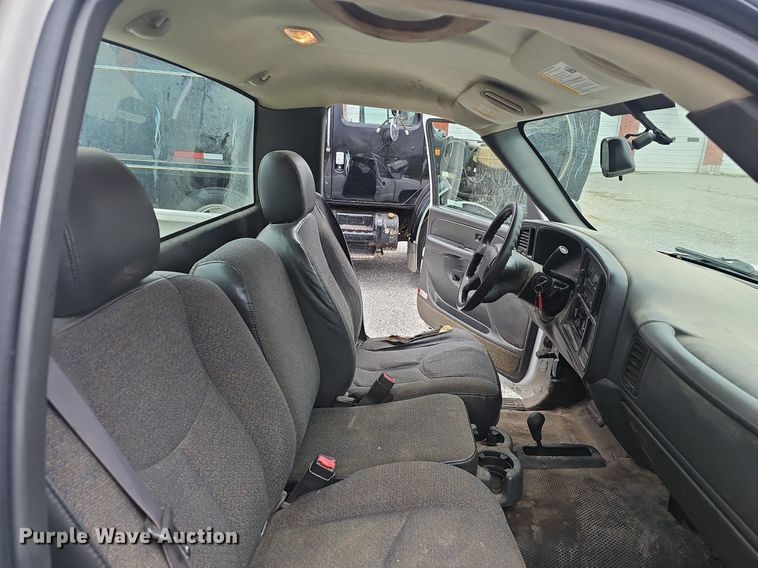 image for item EJ6199 2004 Chevrolet Silverado 1500 pickup truck